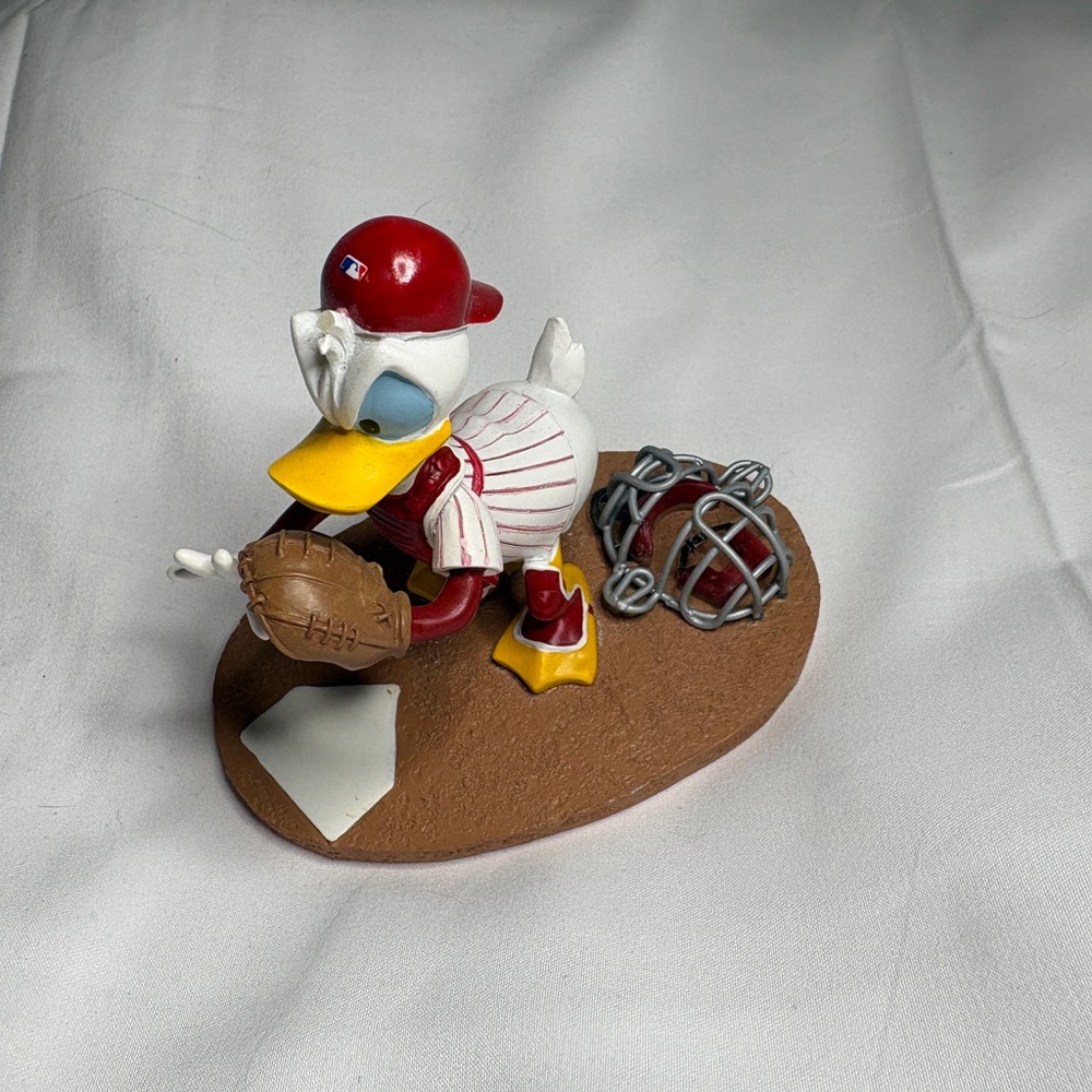 Disney Philadelphie Phillies, Donald  “Fowl Catch-er” Figure Hamilton Collection